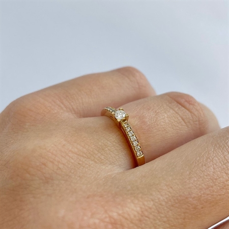 Kleopatra Queen ring i guld med 0,22ct brillant